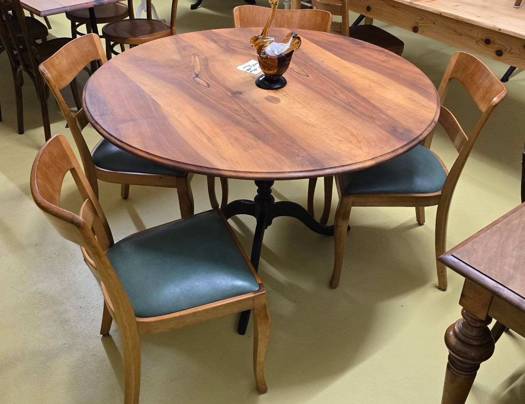 Set di tavolo e panche: alter Tisch , Beizentisch,  Nussbaum – Usato da Zürich venduto da Reni8048 1