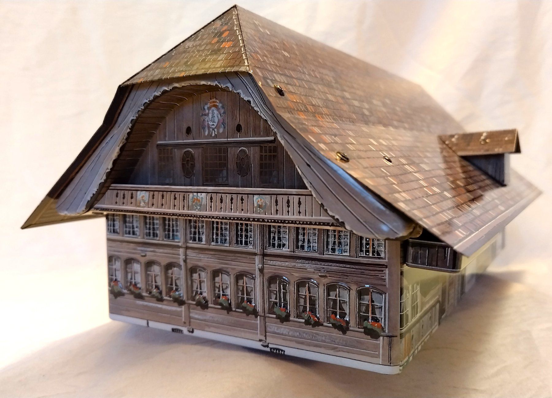 Altro in Decorazioni & Accessori: Grosse Blechdose "Bauernhaus" / Läckerli Huus Basel – Usato da Bellach venduto da JingleJerry 6