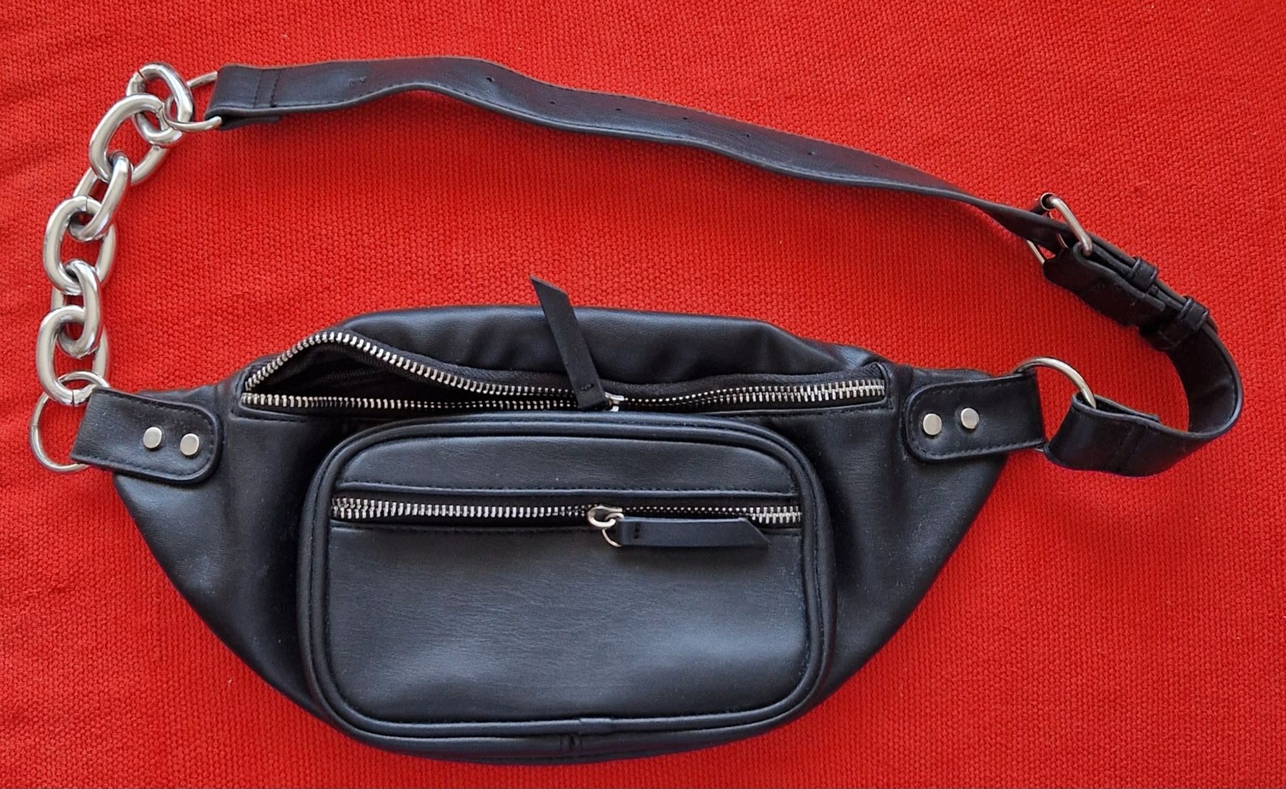 Borse da donna: Schwarze Gürteltasche mit Kette - gebraucht, Trend, – Usato da Glattbrugg venduto da 88LupoAlberto67