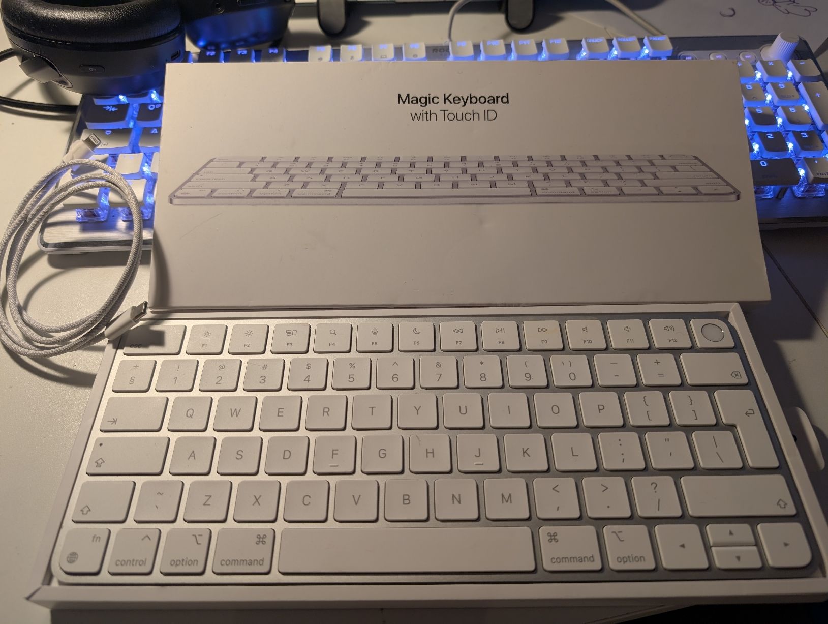 Apple Claviers: apple magic keyboard w touch id new in box – Neuf (Voir description) à Wangen SZ par Glennsche