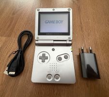 Game Boy Advance SP (Japan-Version) mit Ladekabel