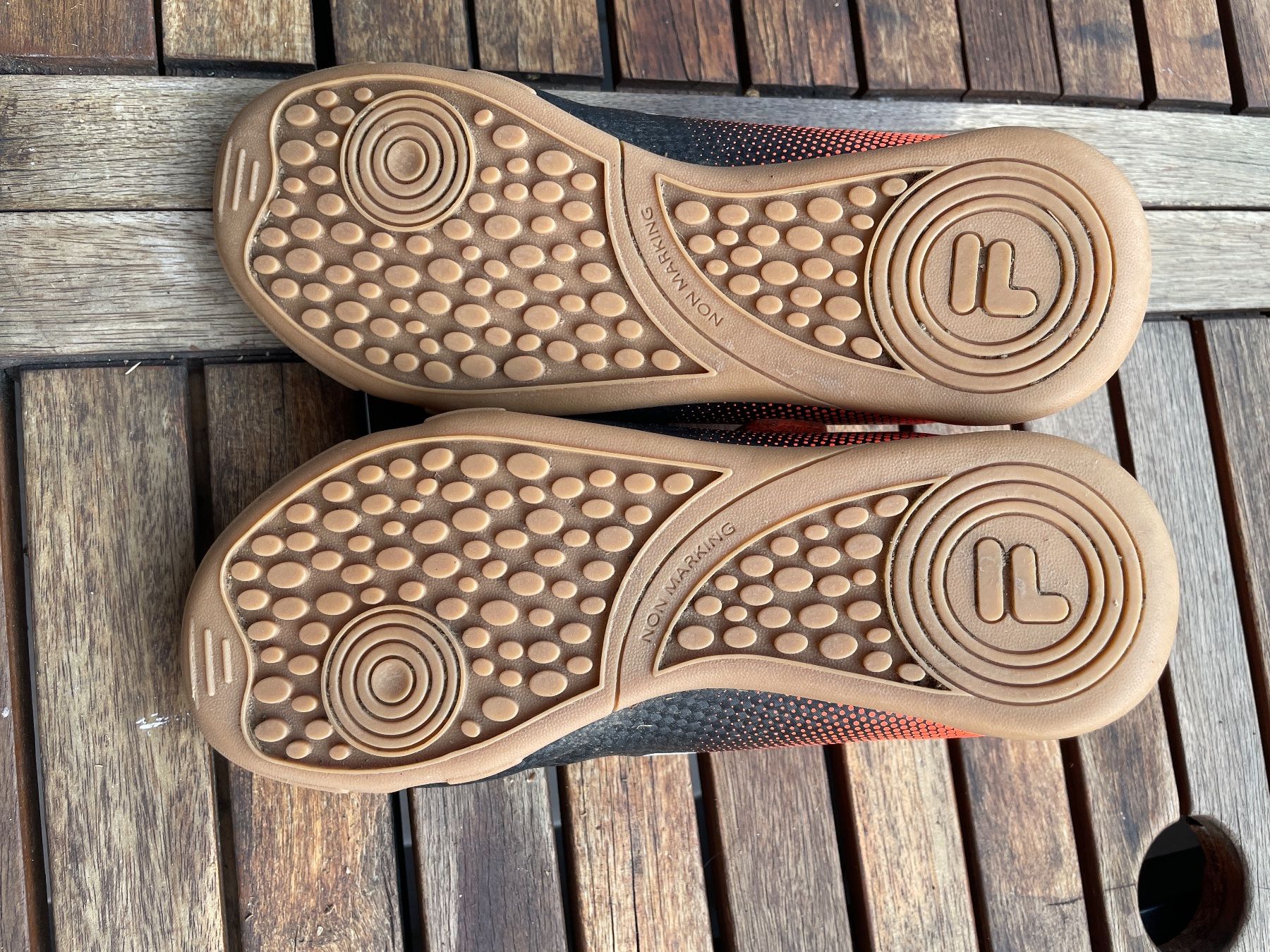 Schuhe für Jungen: Chaussures de foot indoor t 35 – Gebraucht aus Morges von louloutte788 1