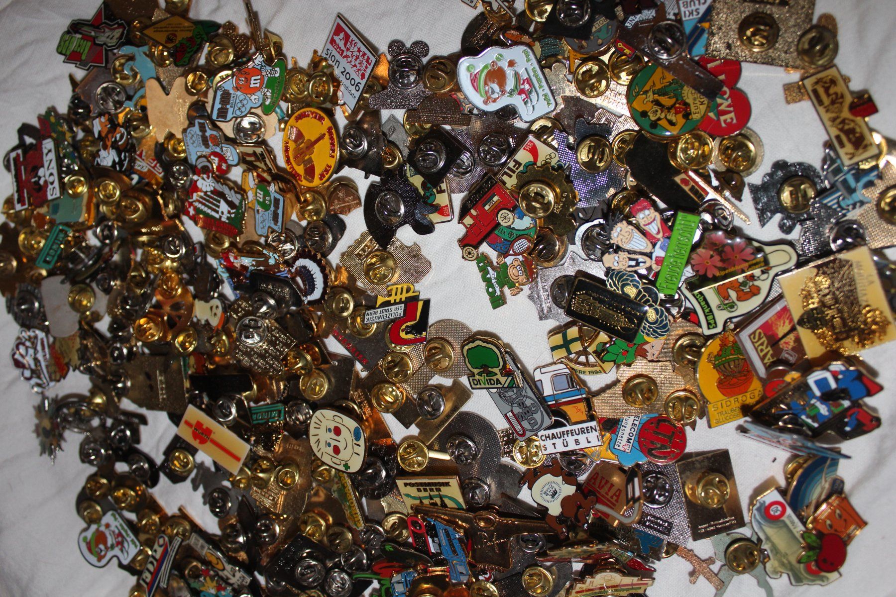 Placchette & Badge: pins 300x badge – Usato da Travers venduto da ColibriRoseOrange 2