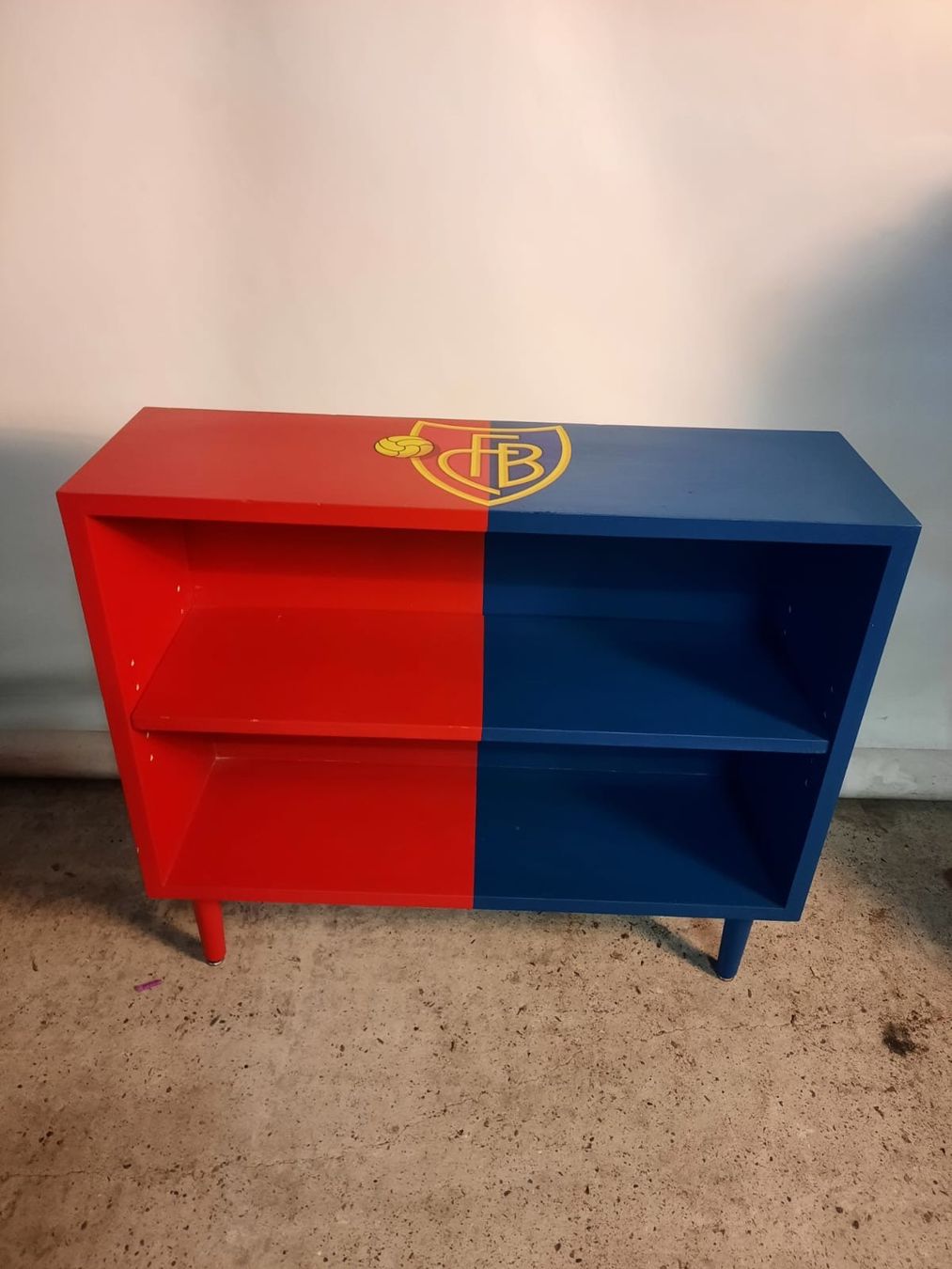 Scaffali: FC Basel Regal / Komode Handbemalt Holz Eingizartig – Usato da Münchenstein venduto da tsp01 1