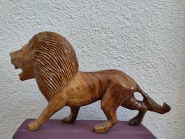 Löwenfigur aus Holz