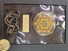Taschenuhr mit floralem Schmuckdeckel und Kette