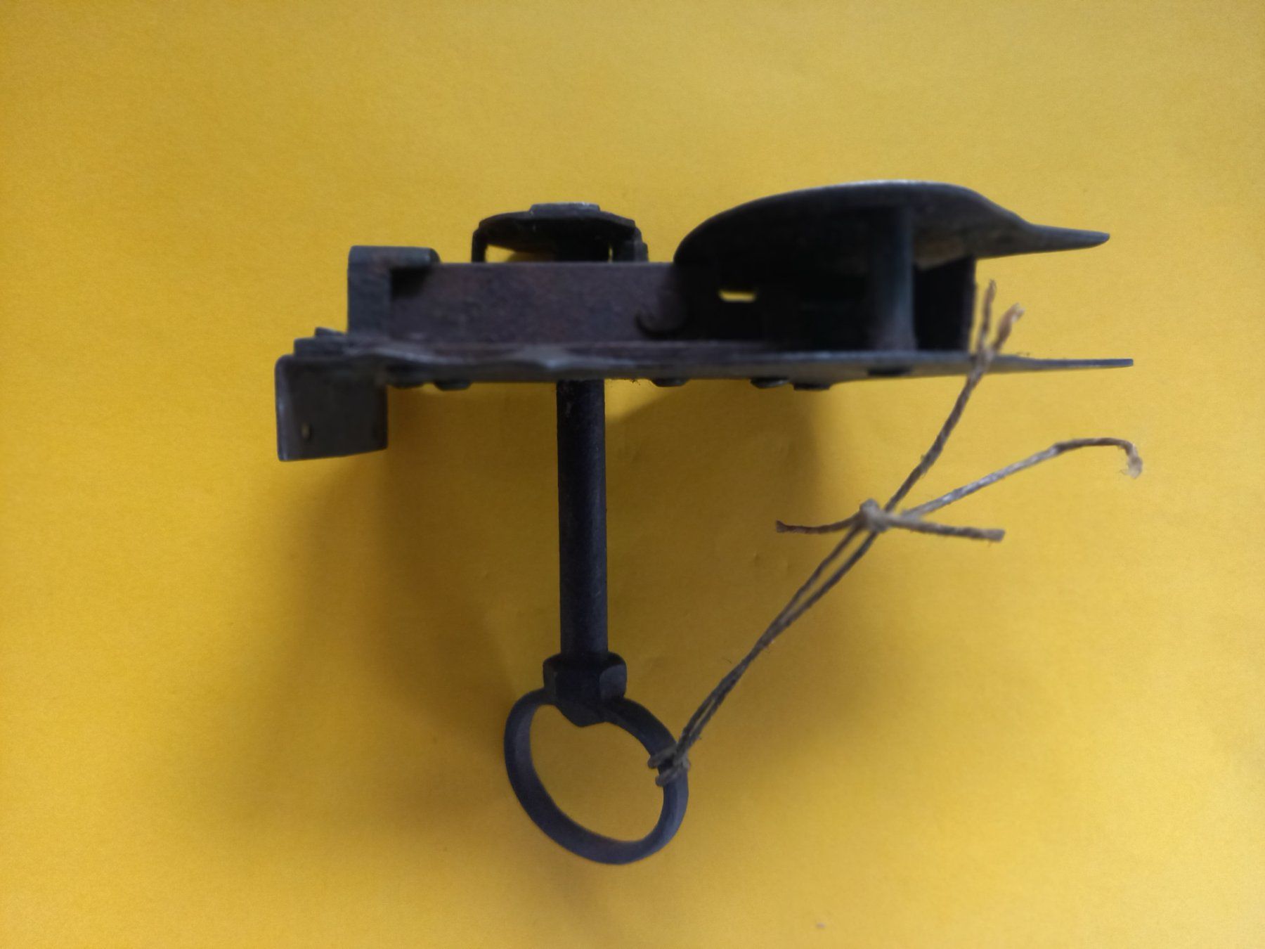 Lucchetti: Serrure ancienne de coffre en fer forgé avec sa clef – Usato da Rossens FR venduto da Souris1 7