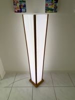 Eleganti Stehlampe, Holz Nussbaum und Acryl, Top Zustand!