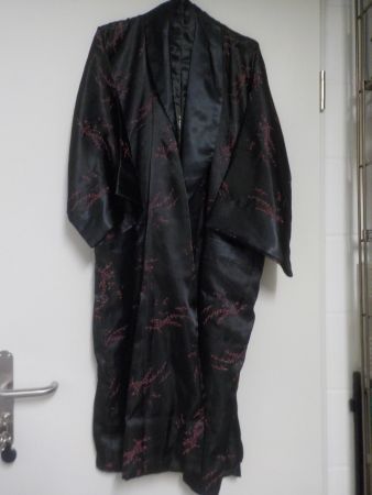 Schwarzer Seiden Kimono mit Drachenstickerei, M