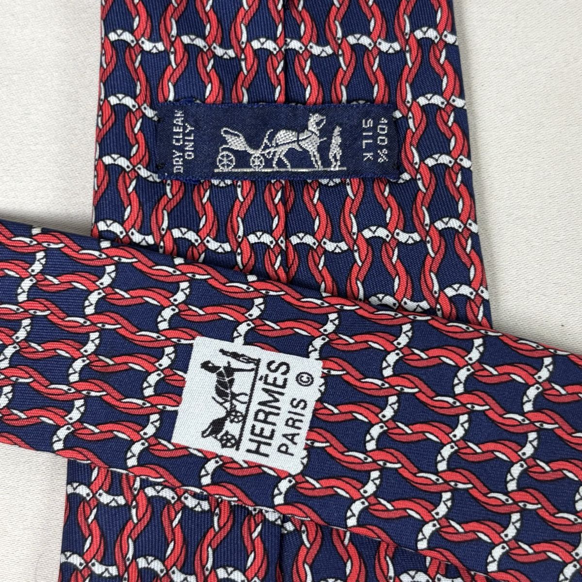 Cravate Hermès 100% Soie - Motifs Géométriques, Dominante Rouge, état Quasi Neuf
