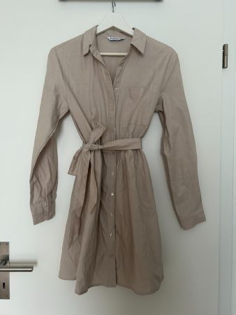 Beiges Hemdblusenkleid mit Bindegürtel