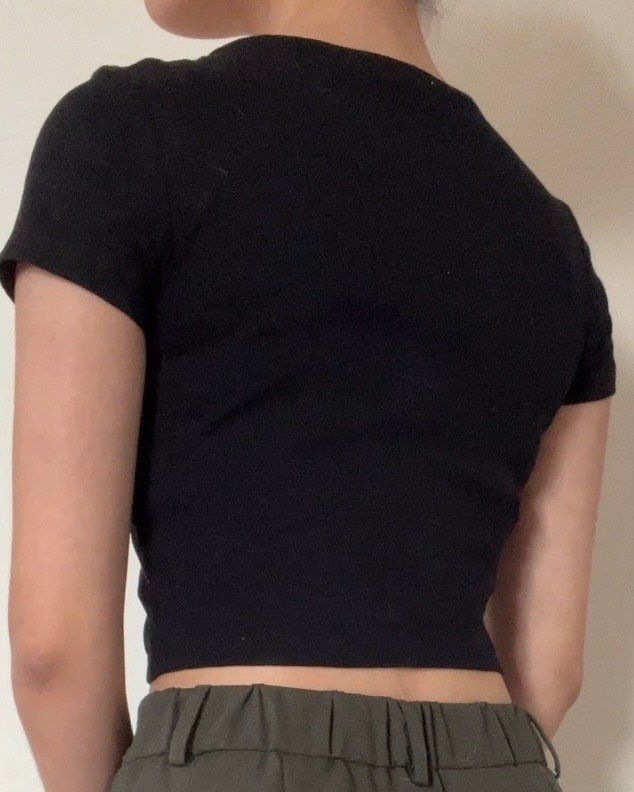 Top: Crop-top noir à boutons, XXS – Usato da L'Abergement venduto da saroutchka 2