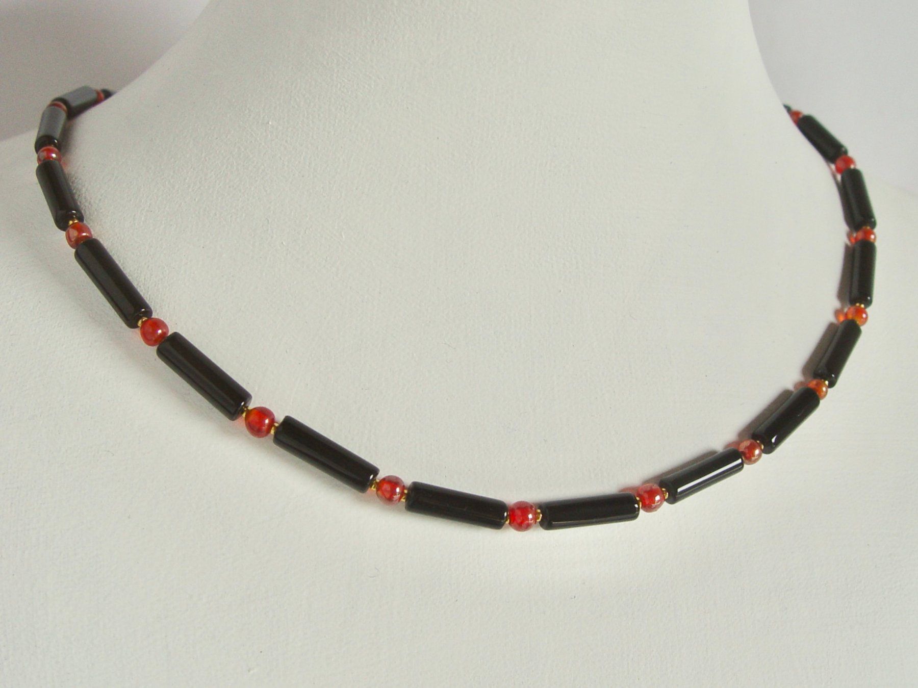 Catenine: Onyx Stab-Perlen mit rotem Glas – Nuovo (secondo la descrizione) da Henggart venduto da elsternwerk