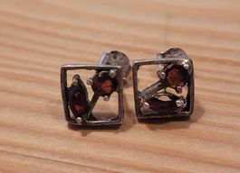hübsche Silber-Ohrstecker mit roten Steinchen