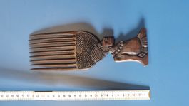 Afrikanischer Holzkamm handgeschnitzt aus Kamerun mit Figur