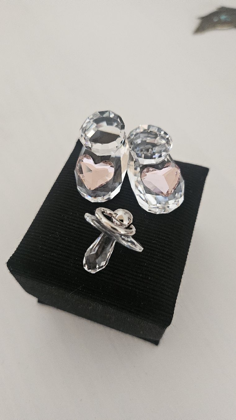 Swarovski Statuette: Swarovski Babyschuhe und Nuggi – Nuovo (secondo la descrizione) da Buchs SG venduto da Tscherfi 1