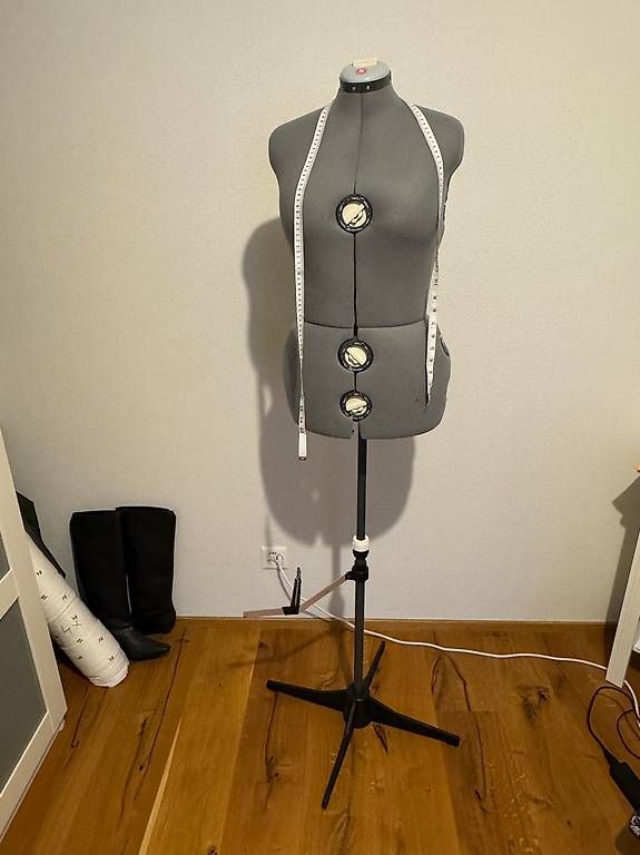 Allestimento di negozi e stand fieristici: Singer Schneiderpuppe – Nuovo (secondo la descrizione) da St. Gallen venduto da siljasenti 1