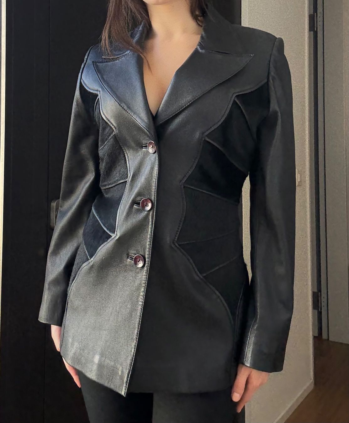 Jacken: Vintage Black Leather Jacket with Fury details – Gebraucht aus Windisch von sophieyn 2