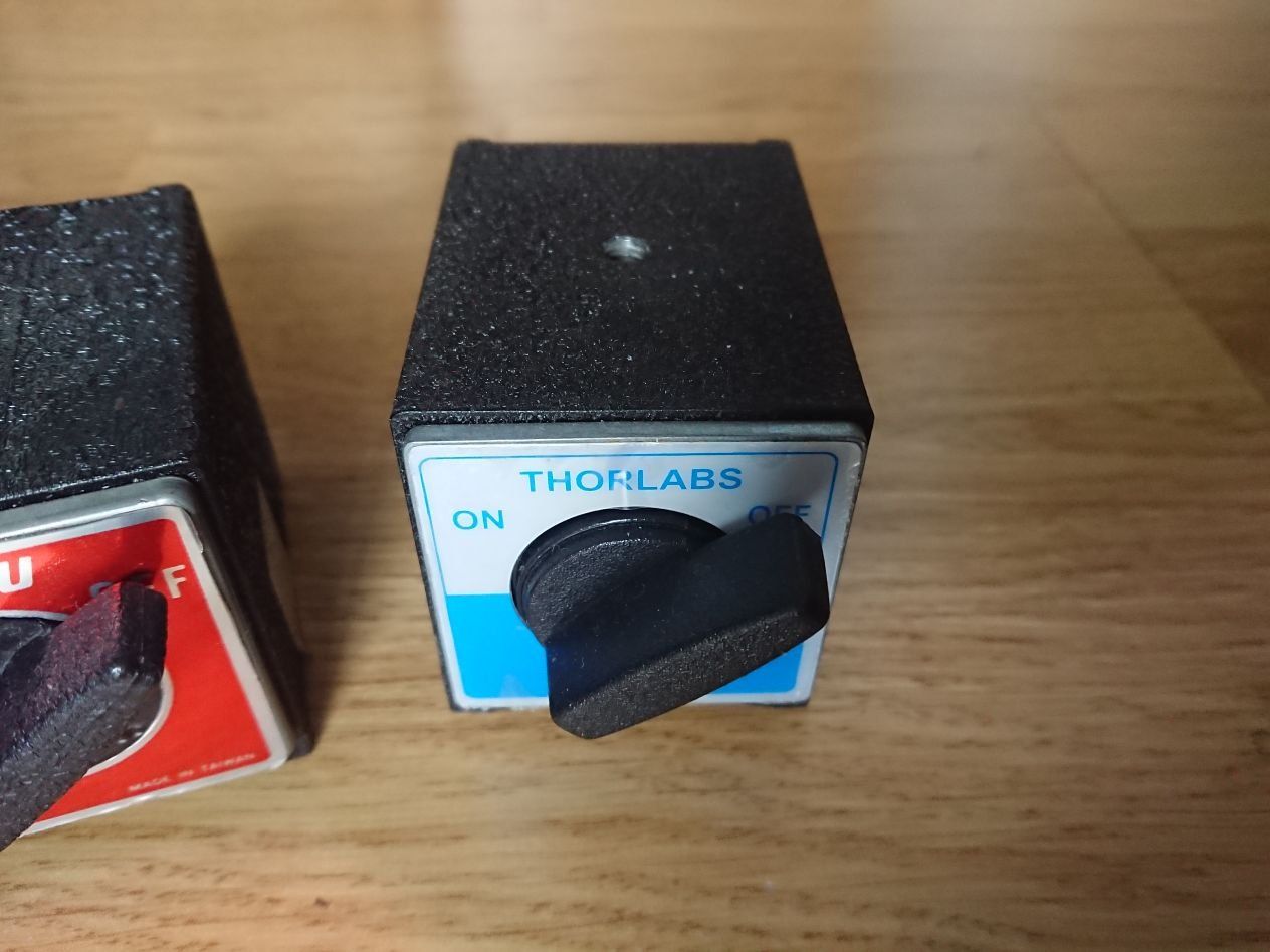 Supporti a parete: 3 Schaltbare Permanentmagnet-Halter mit hoher Haltekraft – Usato da Dübendorf venduto da Tenmoku 3