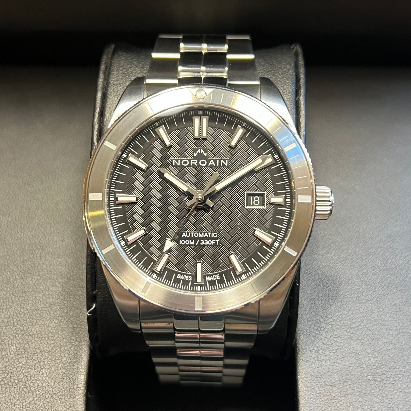 Norqain Orologi: Norqain Automatic Date Full Set N1000S01A/BJ101/102S – Usato da Carouge GE venduto da Watchaser