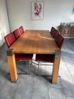 Massiver Holztisch mit Metallecken