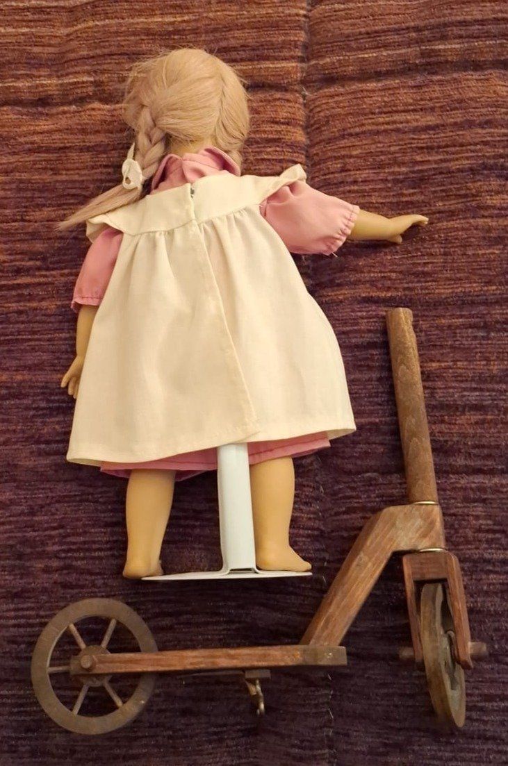 Heidi ott Bambole: Puppe von "Heidi Ott" - spielendes Mädchen mit Trottinett – Nuovo (secondo la descrizione) da Wettingen venduto da huitzilopostli 1