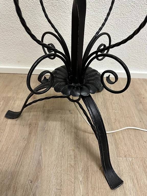 Lampade: Grosse Vintage Stehlampe mit Stoffschirm und Eisenfuss – Usato da Obernau venduto da Arche_Noah_Brocki 6