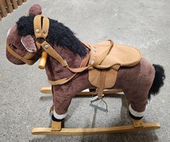 Schaukelpferd aus Plüsch & Holz