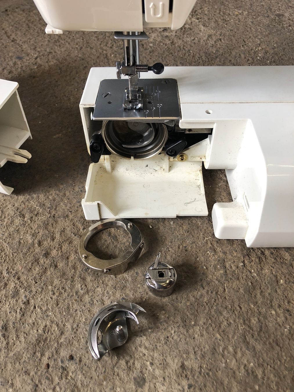 Novamatic Macchine da cucire: Machine à coudre Novamatic Janome Fust – Usato da Chénens venduto da Touta1franc 5