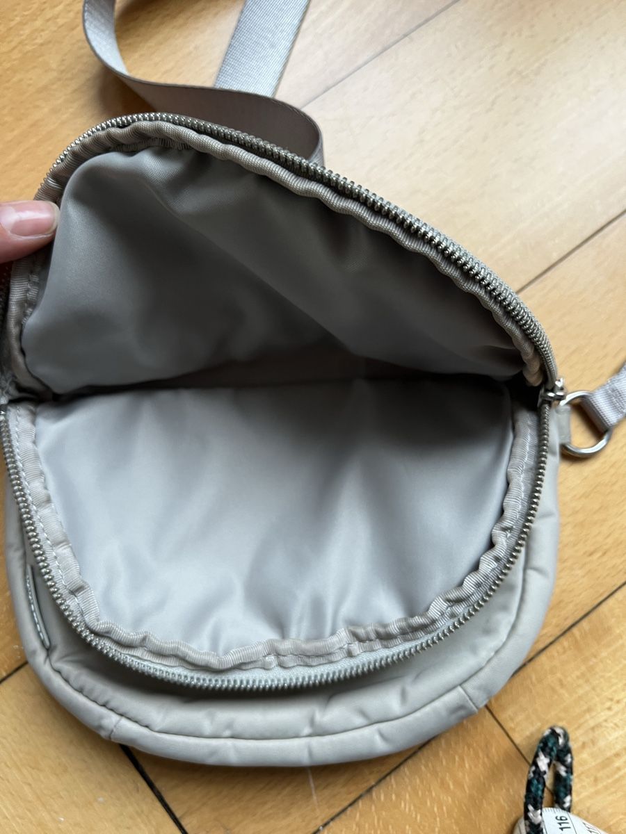 Lululemon Taschen: Lululemon Bag, Crossbody Bag, beige/grey – Gebraucht aus Zürich von angielmora 2