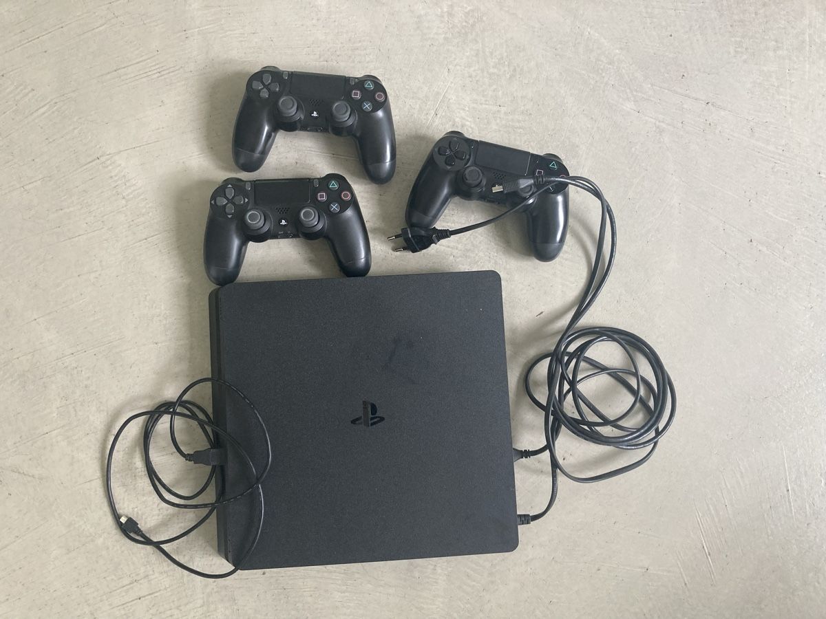 Sony Konsolen: PlayStation 4 + 3 Controllers - Great Value! – Gebraucht aus Steinmaur von nit_mvk7
