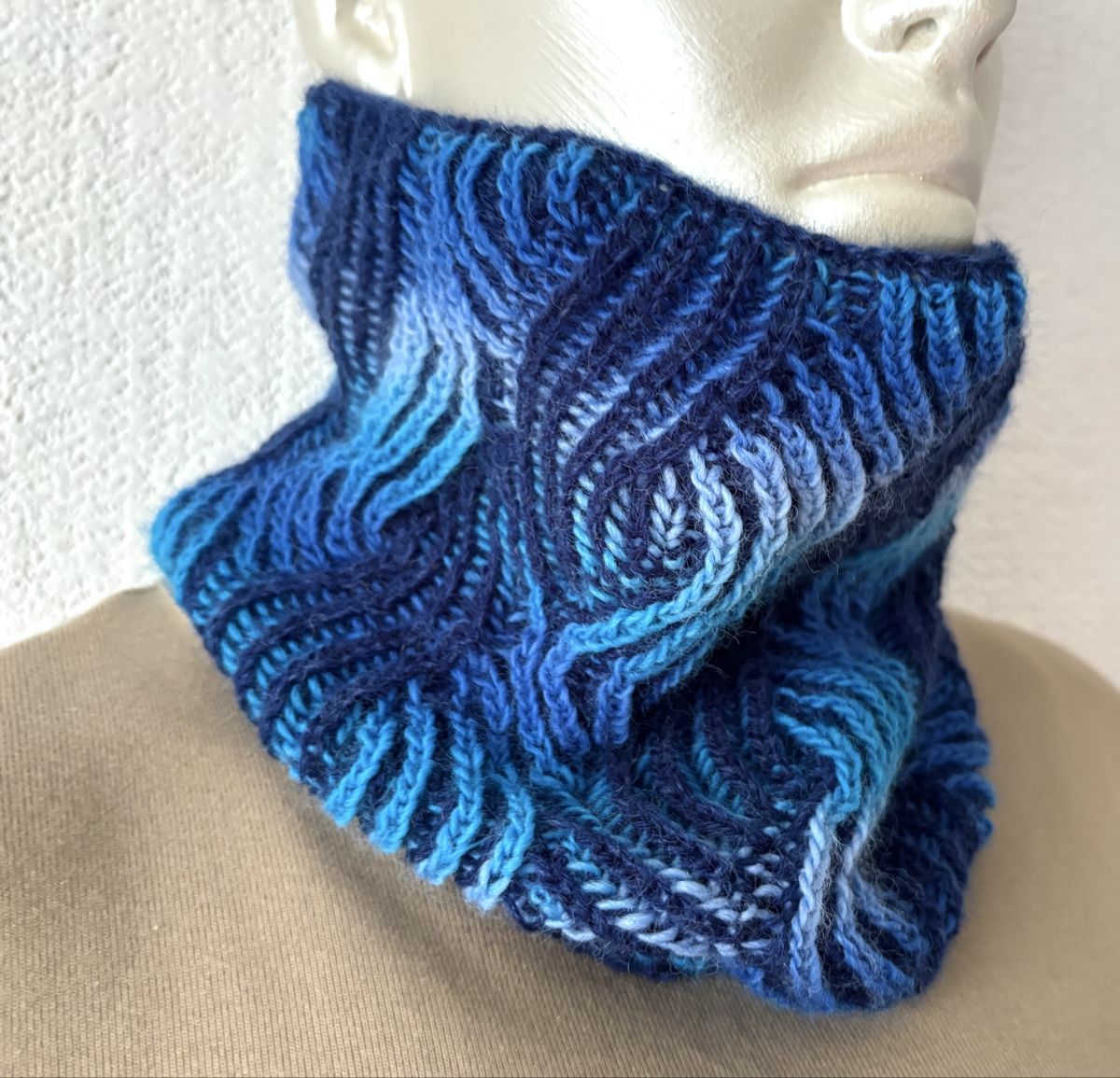 Foulard & Sciarpe: Halswärmer, Cowl, Loop, handgestrickt – Nuovo e nell'imballaggio originale da Fislisbach venduto da handglismet