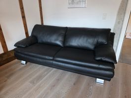 schwarzes Ledersofa