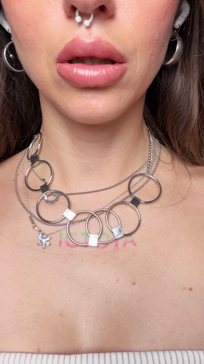 Ketten: Silver metal chain necklace with five interlocking rings – Gebraucht aus Knonau von Grapesvintage