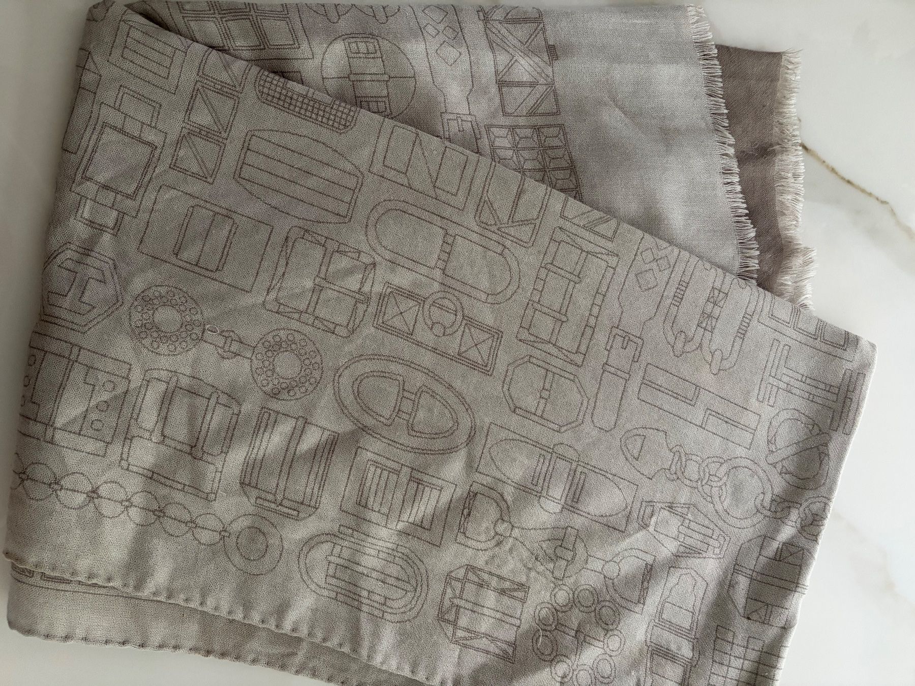 Hermès Foulard & Sciarpe: Écharpe Hermès Réversible "Pièces Détachées" – Usato da Cologny venduto da PINKCLOSET 6