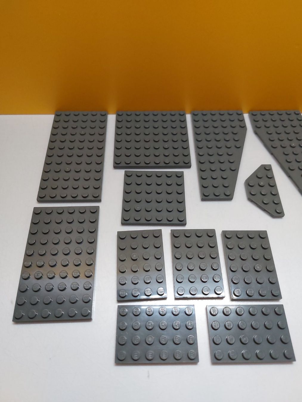 Lego Kit di costruzioni: LEGO 20 dunkelgraue dünne Platten / Plättli – Usato da St.Gallen venduto da TinasBauundSpiel 3