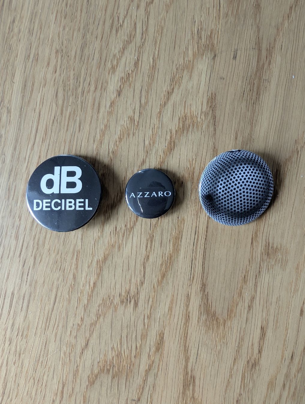 Broches & Aiguilles: Pin's Azzaro – Neuf (Voir description) à Biel/Bienne par DrKeke