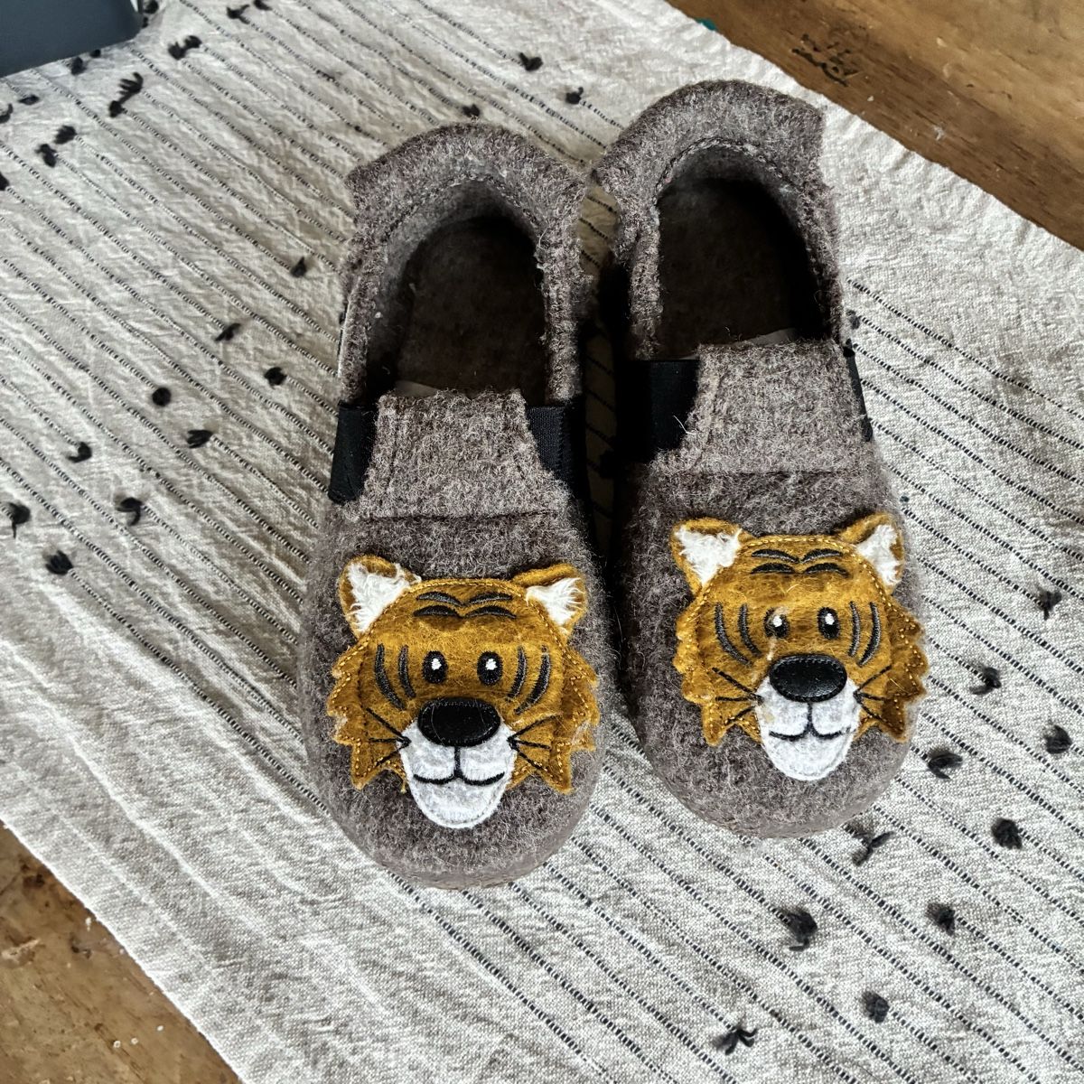 Scarpe per ragazzi: Hausschuhe Grösse 29 – Usato da Winterthur venduto da bunteperlen