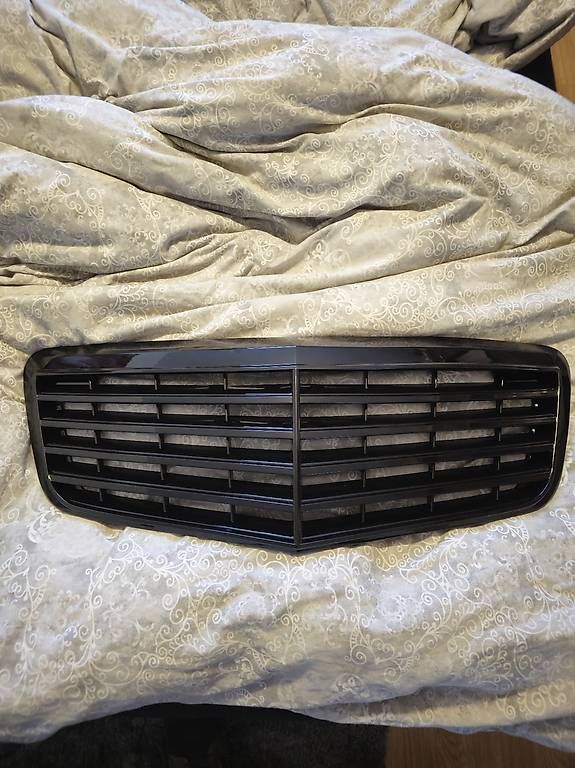 Mercedes-Benz Tutti pezzi di ricambio auto: Mercedes E-Klasse w/s211 Facelift Kühlergrill – Usato da Neuhausen venduto da Gwerdi5
