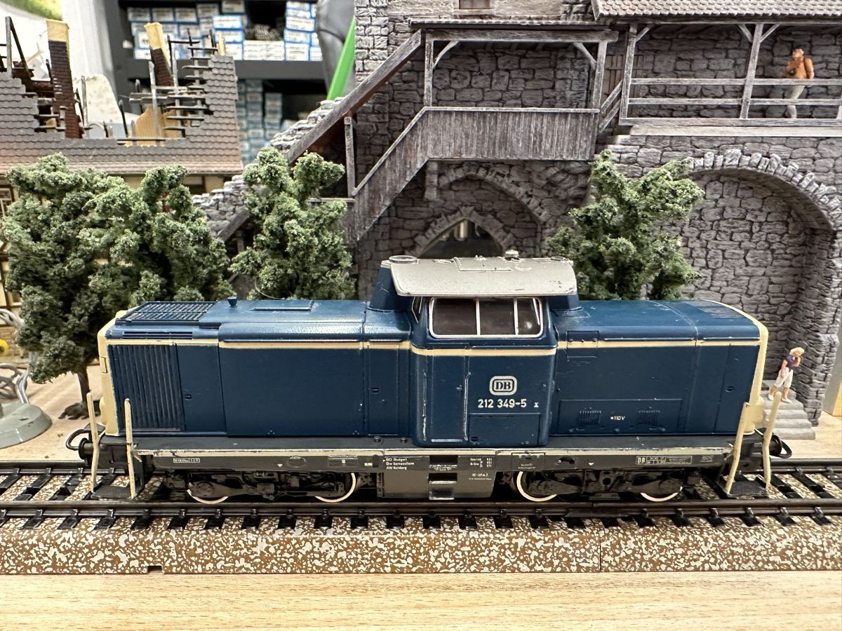 Märklin Modelleisenbahnen: Märklin 3147 DB BR 212 – Gebraucht aus Lupsingen von New-Haven 1