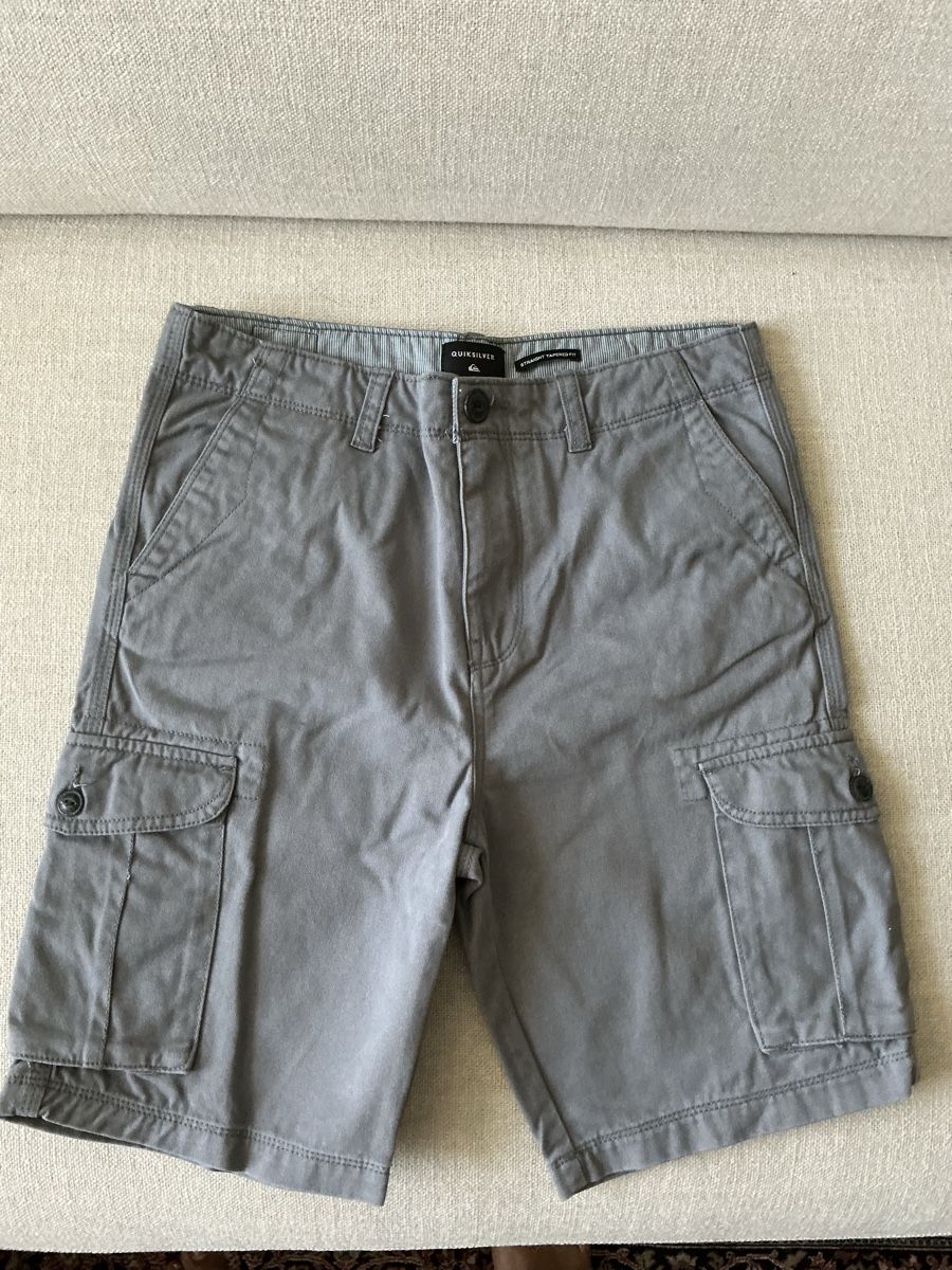 Quiksilver Pantalons: Quicksilver grey shorts – D'occasion à Freienbach par sat_yny8