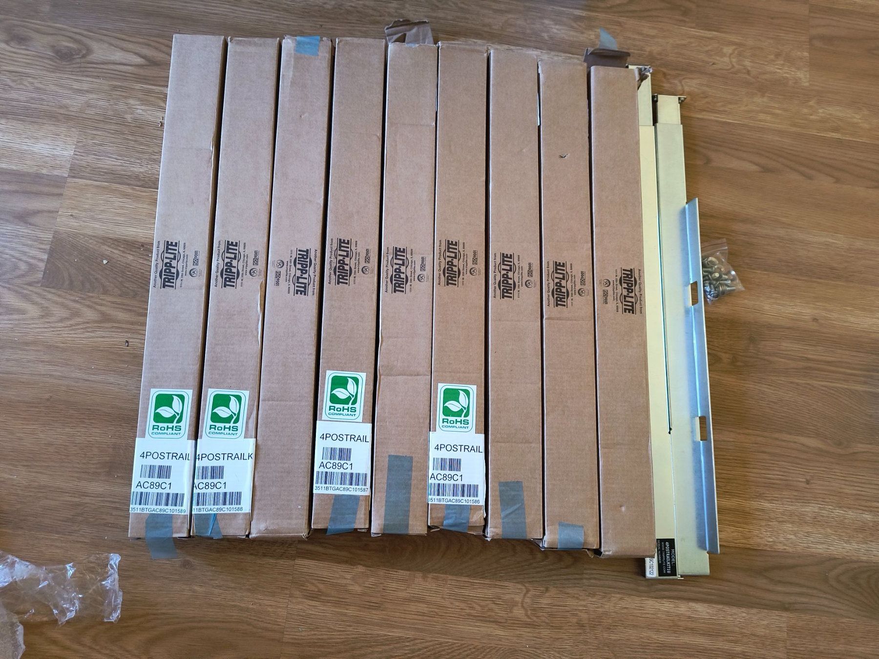 Racks & Ständer: Eaton Tripp Lite 4POSTRAILKIT1U 4-Post Rack-Mount Shelf Kit – Neu (gemäss Beschreibung) aus Grenchen von Charly15011969 4