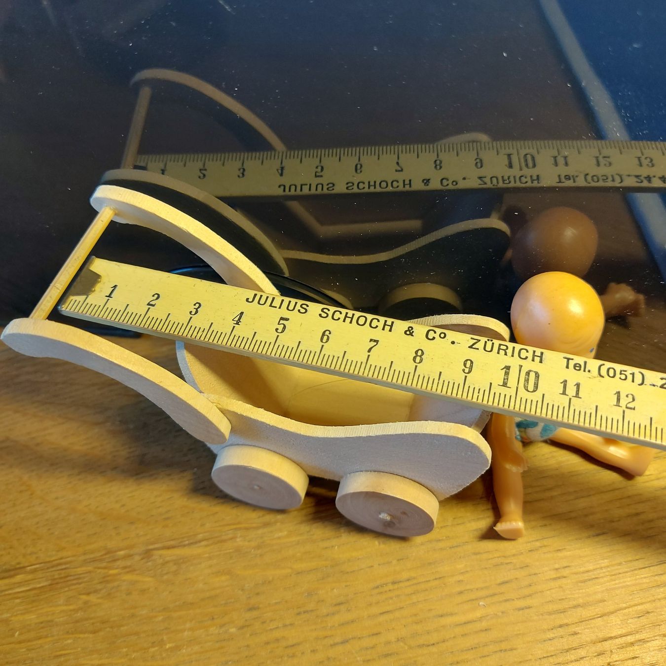 Puppenhäuser & -möbel: Puppenstuben Wagen mit Puppe – Gebraucht aus Schlieren von  6