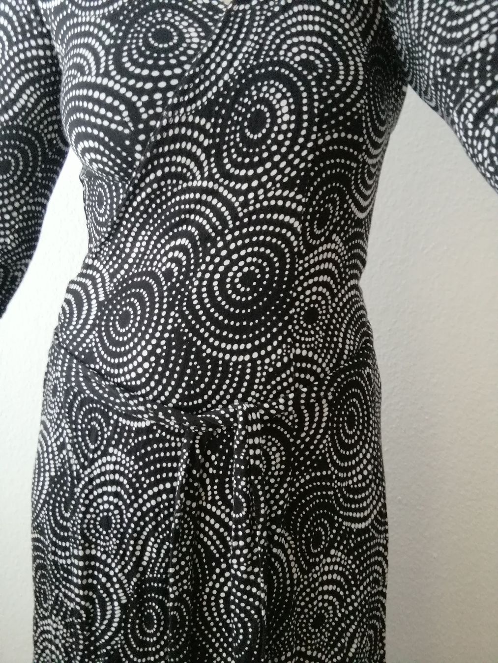 Orsay Vestiti: Schwarz-weisses Wickelkleid Gr. M – Usato da Windisch venduto da mer_6cjk 6