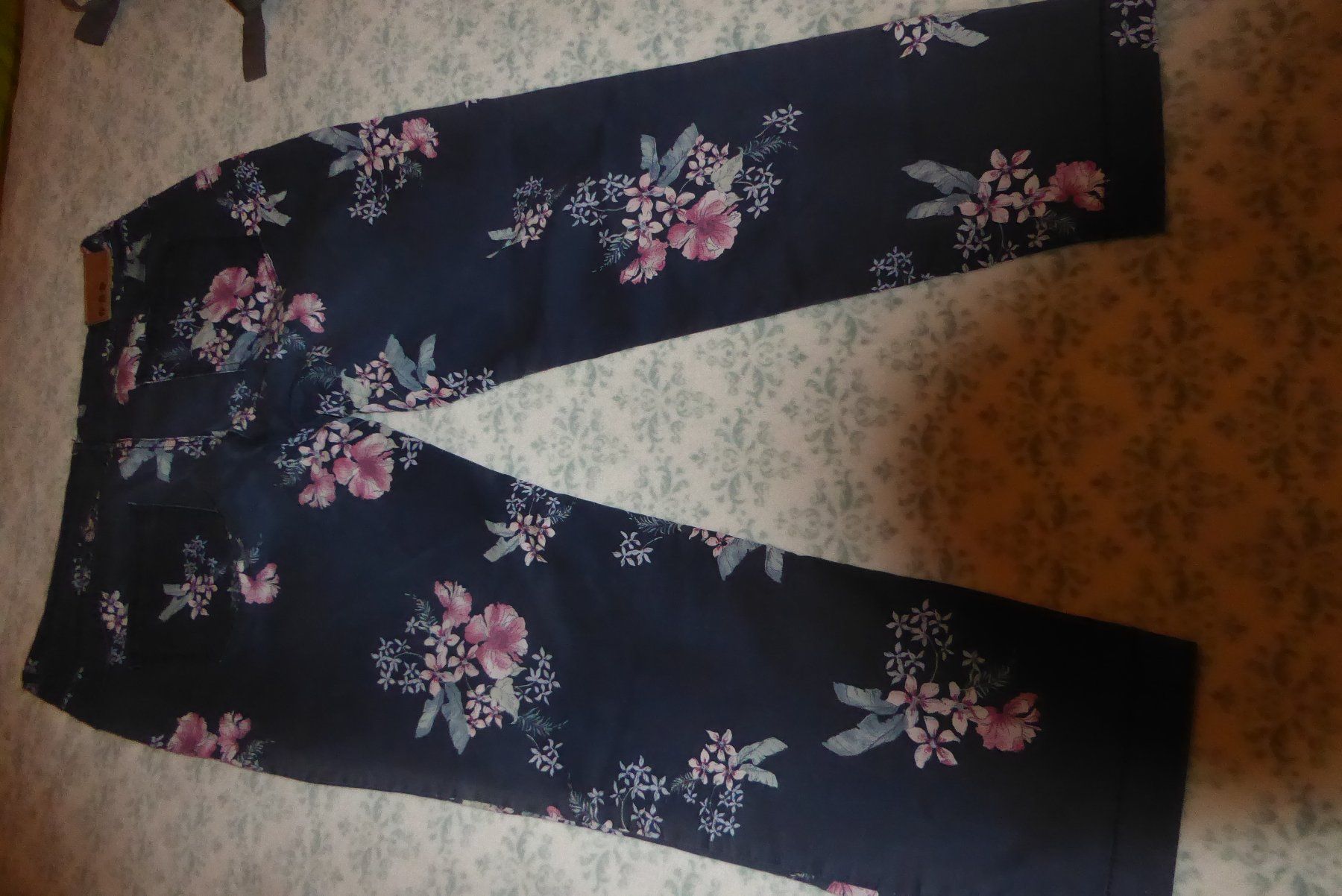 Esprit Hosen: Geblumte Hose Gr 42 edc Bund 44cm. – Gebraucht aus Sargans von Benziner 7