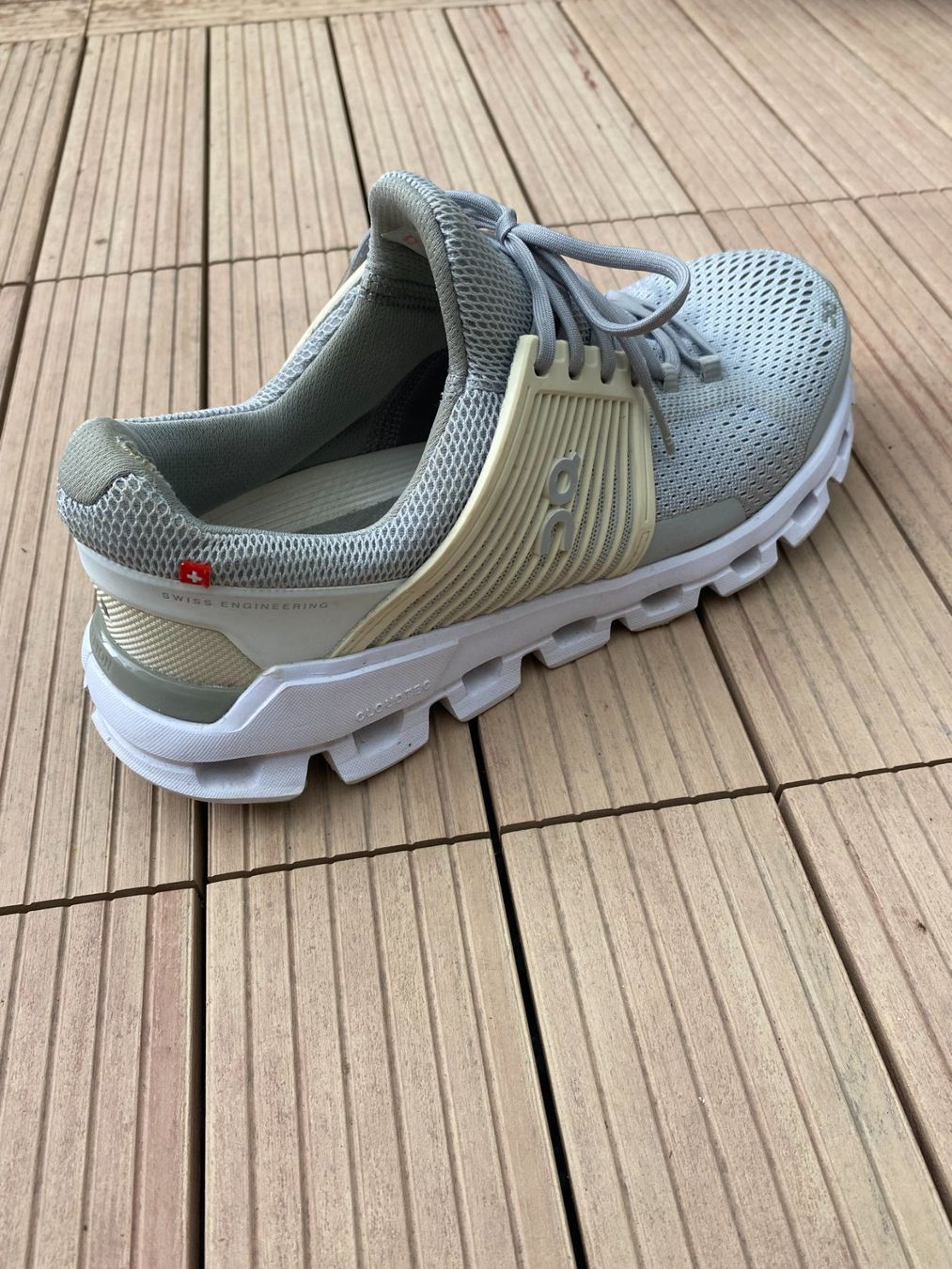 On Scarpe da donna: On - Damenturnschuhe (grau-weiss) – Usato da Zürich venduto da giro64 2