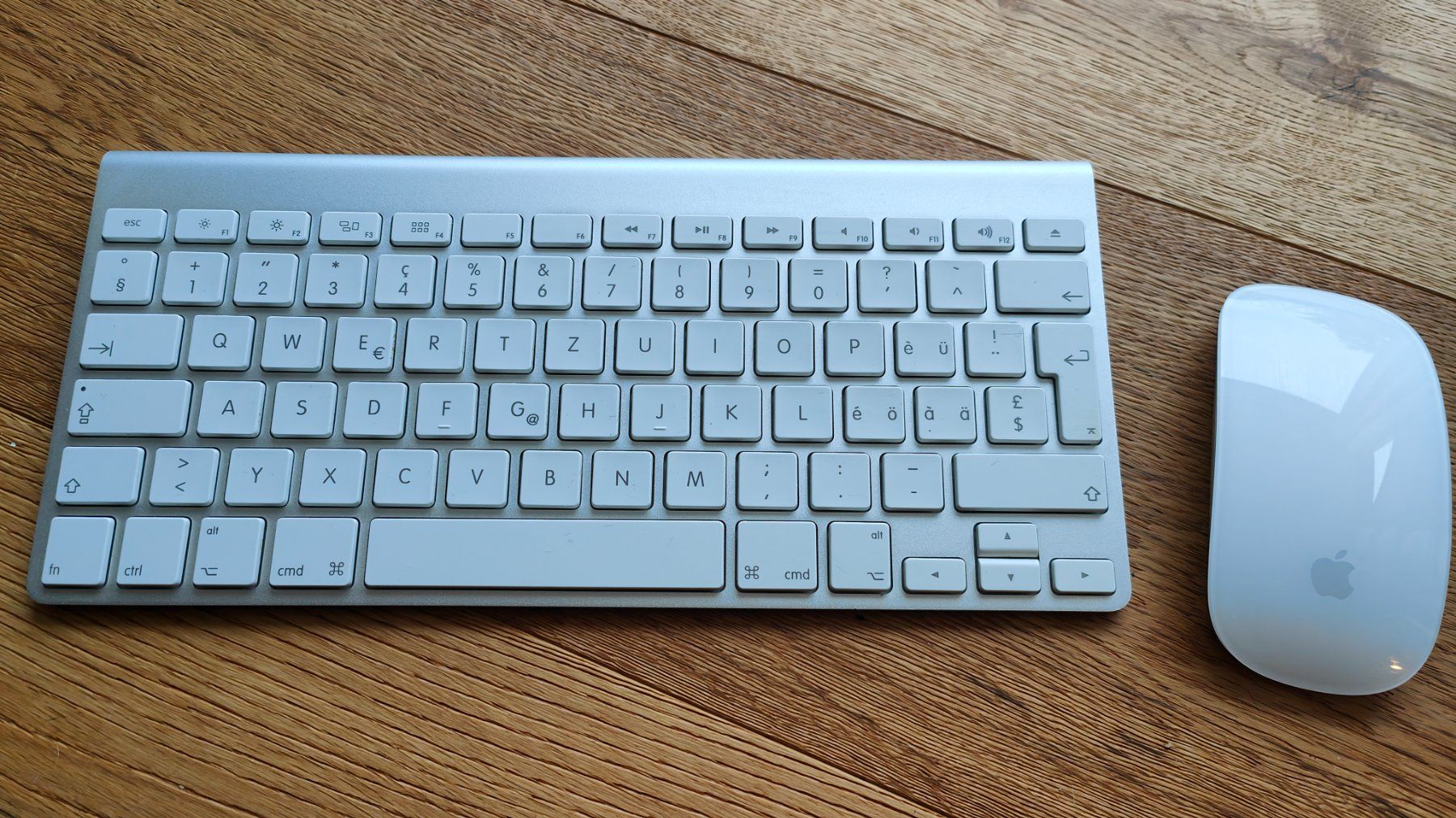 Apple Tastaturen: APPLE Keyboard / Mouse CH-DE Layout - Bluetooth – Gebraucht aus Bottighofen von