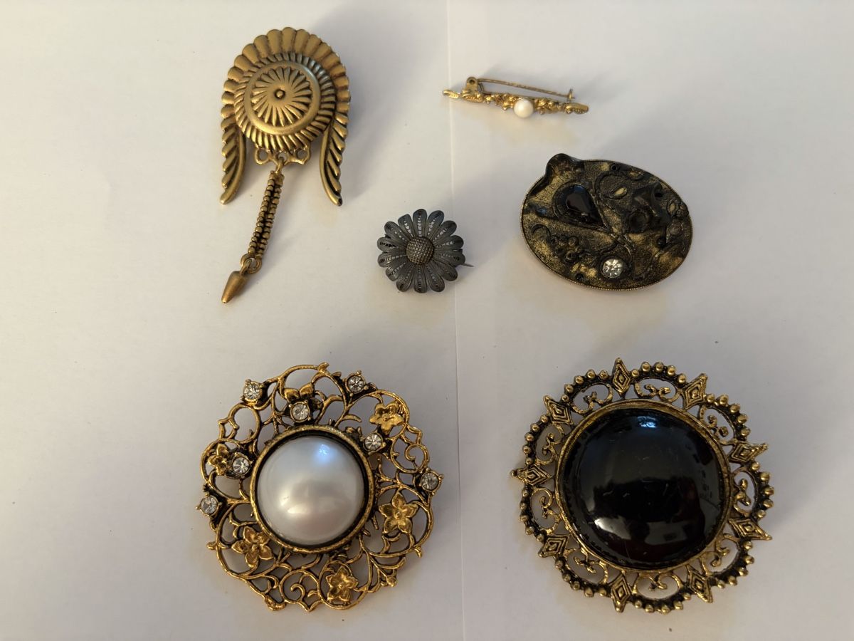 Autres bijoux: 🔴 6 Broschen, Modeschmuck Vintage – D'occasion à Bern par estalin