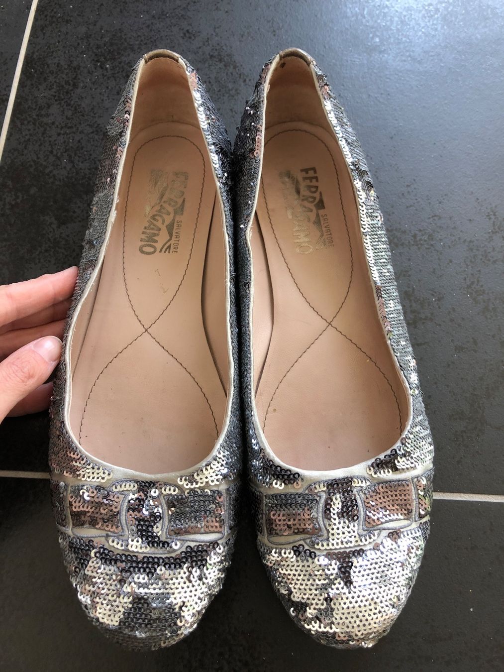 Salvatore Ferragamo Scarpe da donna: Ballerines Salvatore Ferragamo argentées à sequins – Usato da Coppet venduto da Vanessamode 1