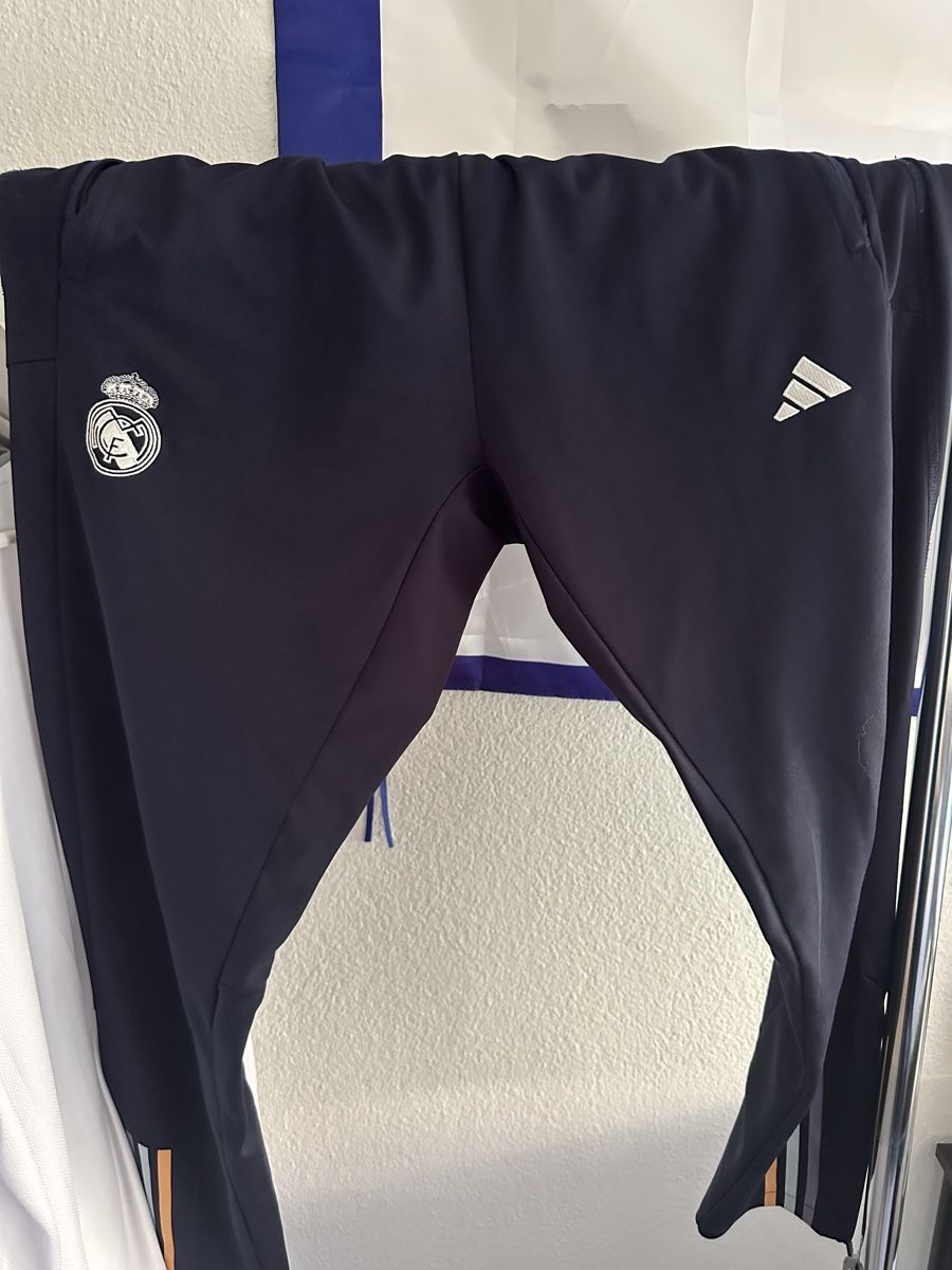 Adidas Costumes: Real Madrid Trainingsanzug Grösse L – D'occasion à Kehrsatz par shabirrezai27 3